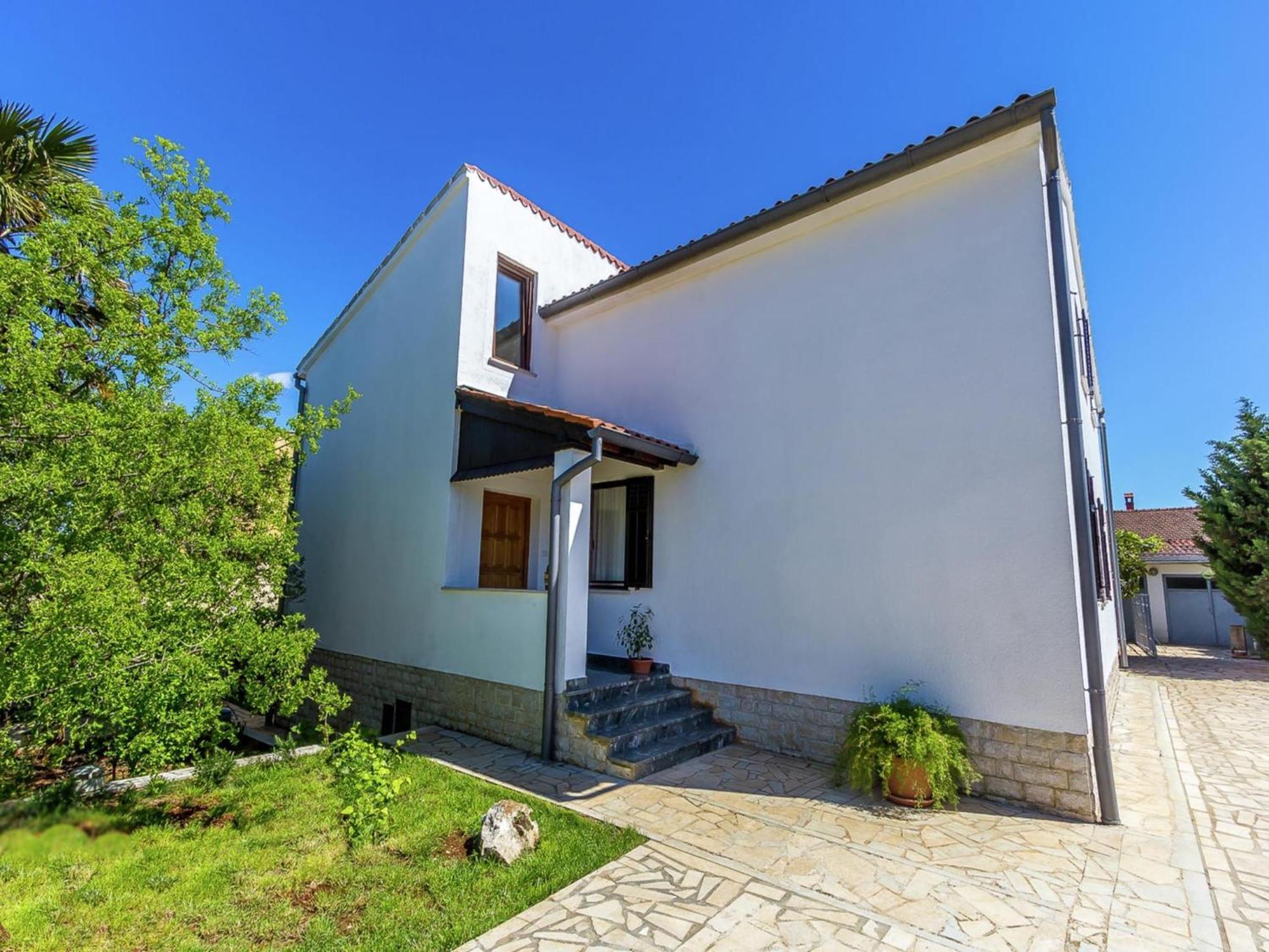 Modern In Katari With Terrace